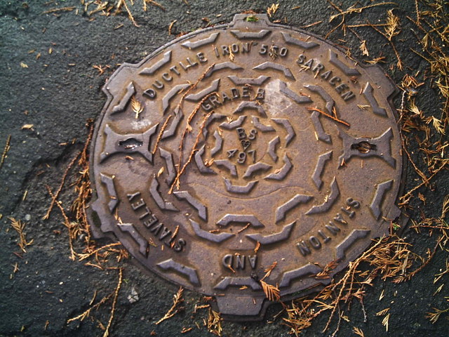 Alcantarilla hecha por proceso de fundición en hierro