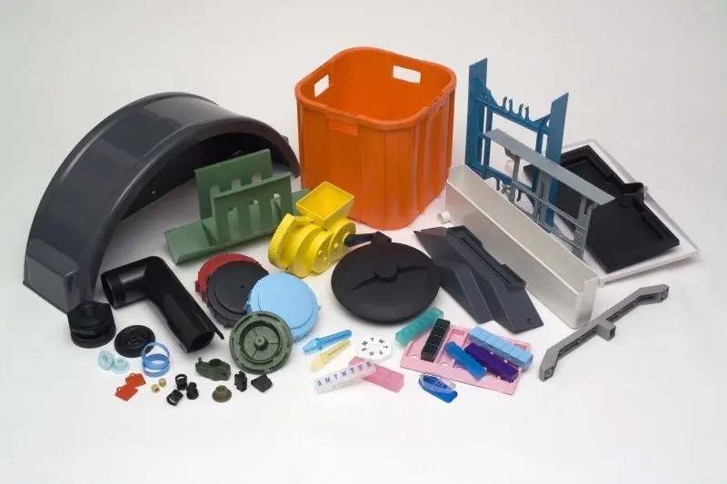 Inyección de plástico aplicada a piezas. Fotografía de diversas piezas industriales (como componentes automotrices o electrónicos) producidas mediante inyección de plástico, destacando la precisión y variedad de formas.