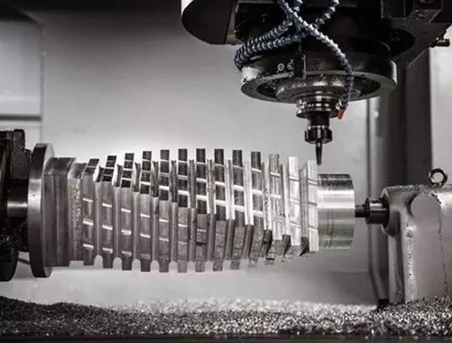 Máquina CNC realizando el mecanizado de una pieza metálica