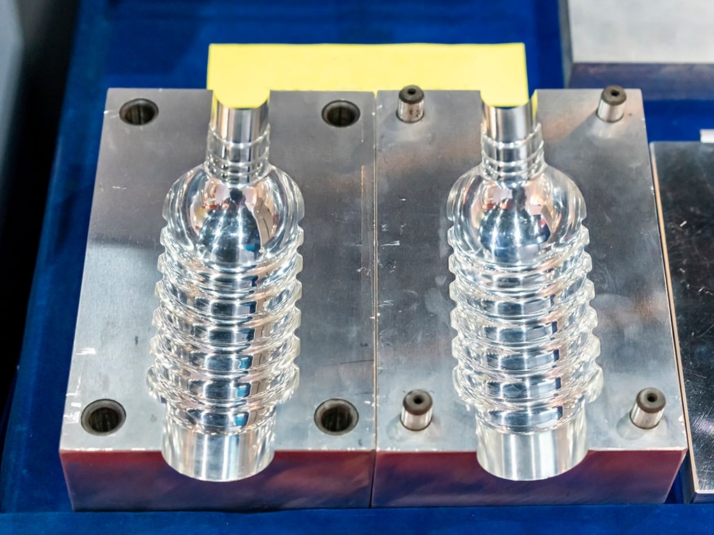 Moldes de inyección de plástico industriales de acero Molde técnico de acero abierto utilizado en procesos de inyección de plástico para la fabricación de piezas complejas