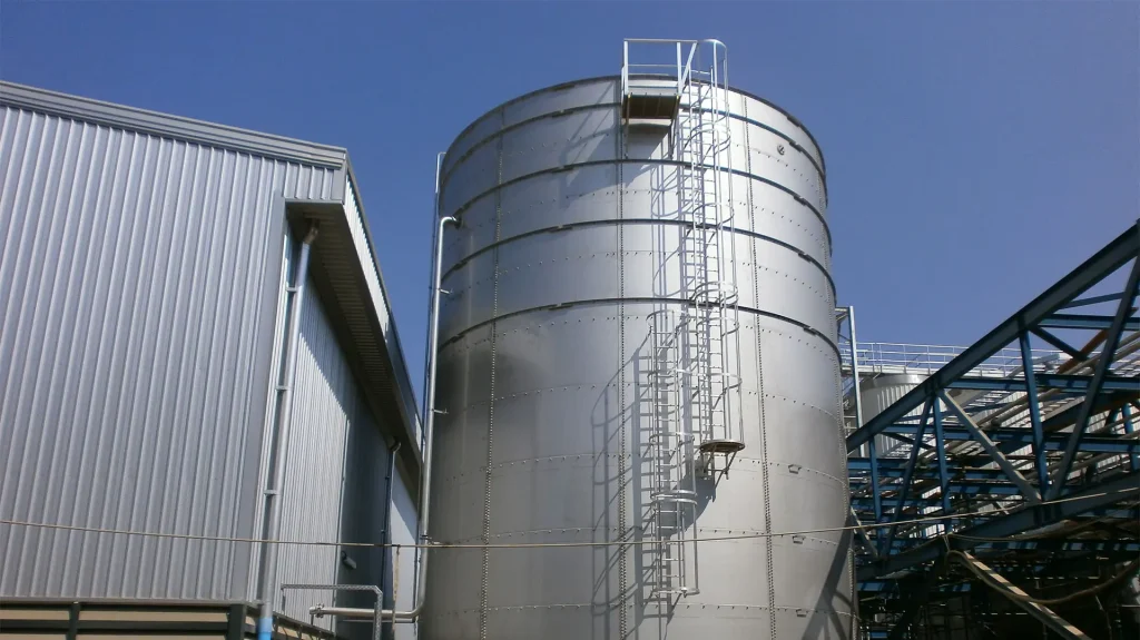 Silo de acero duplex usado en un fábrica